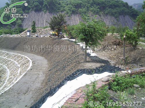 土工格室界面特性與處治路堤現場(chǎng)試驗分析