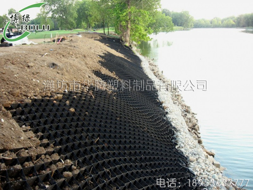 土工格室的張拉、裁剪和填料過(guò)程中的注意事項